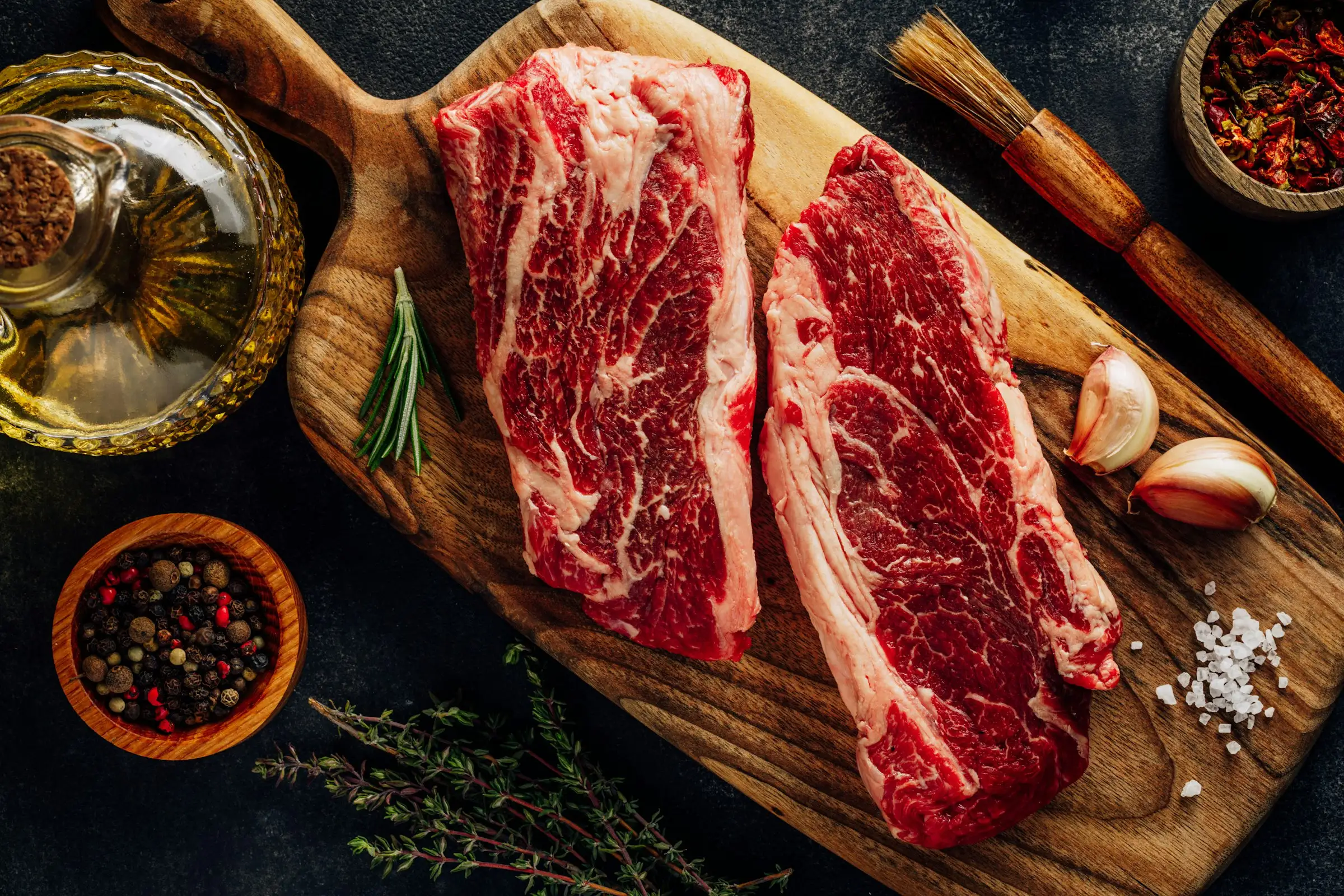 Côte de bœuf maturée et couteau sur un billot, vue de dessus