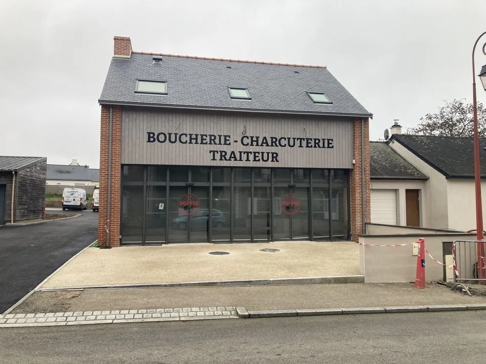 La boutique Poivre et sel au Sel-de-Bretagne, façade et enseigne