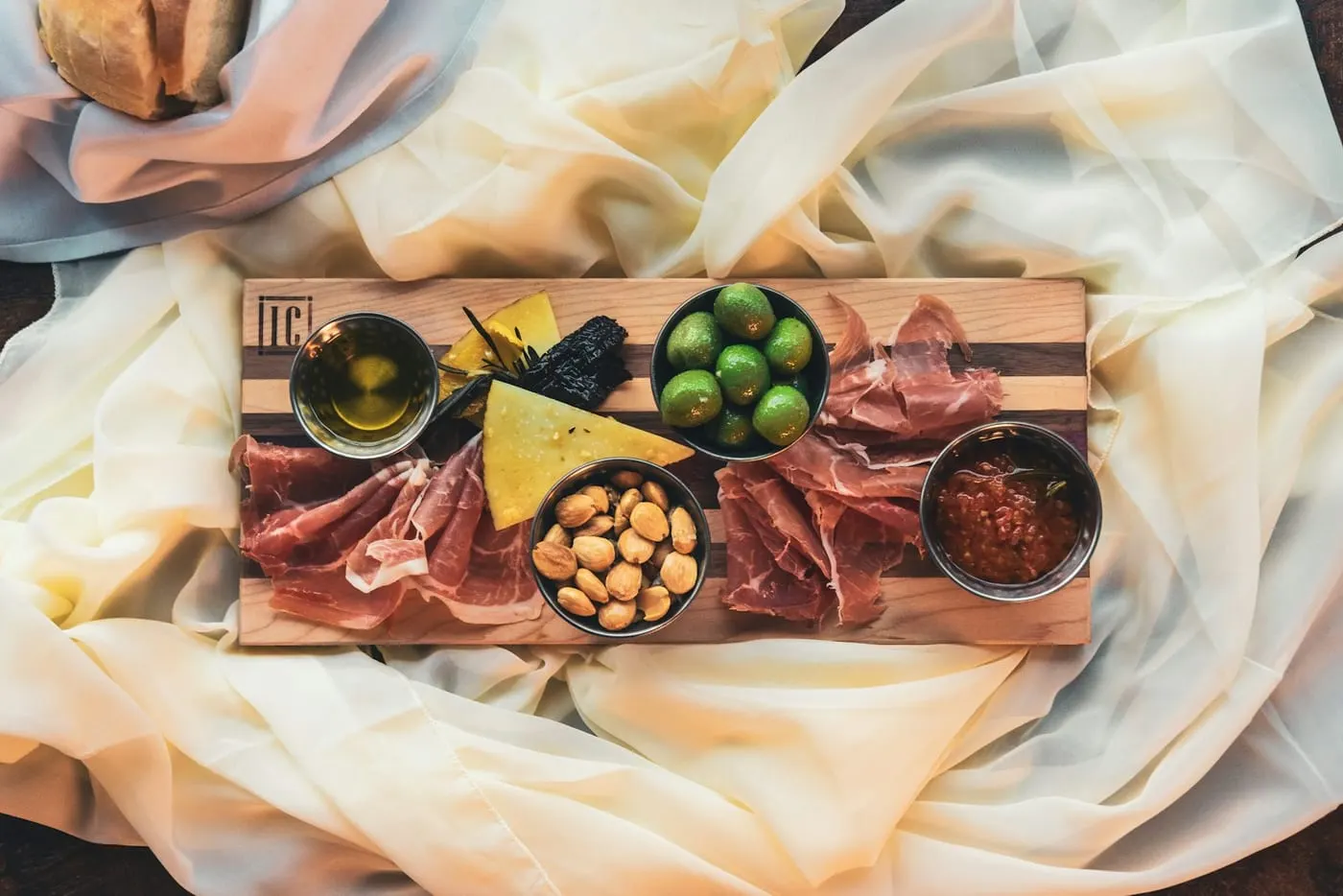 Plateau garni de charcuterie et accompagnements pour un buffet