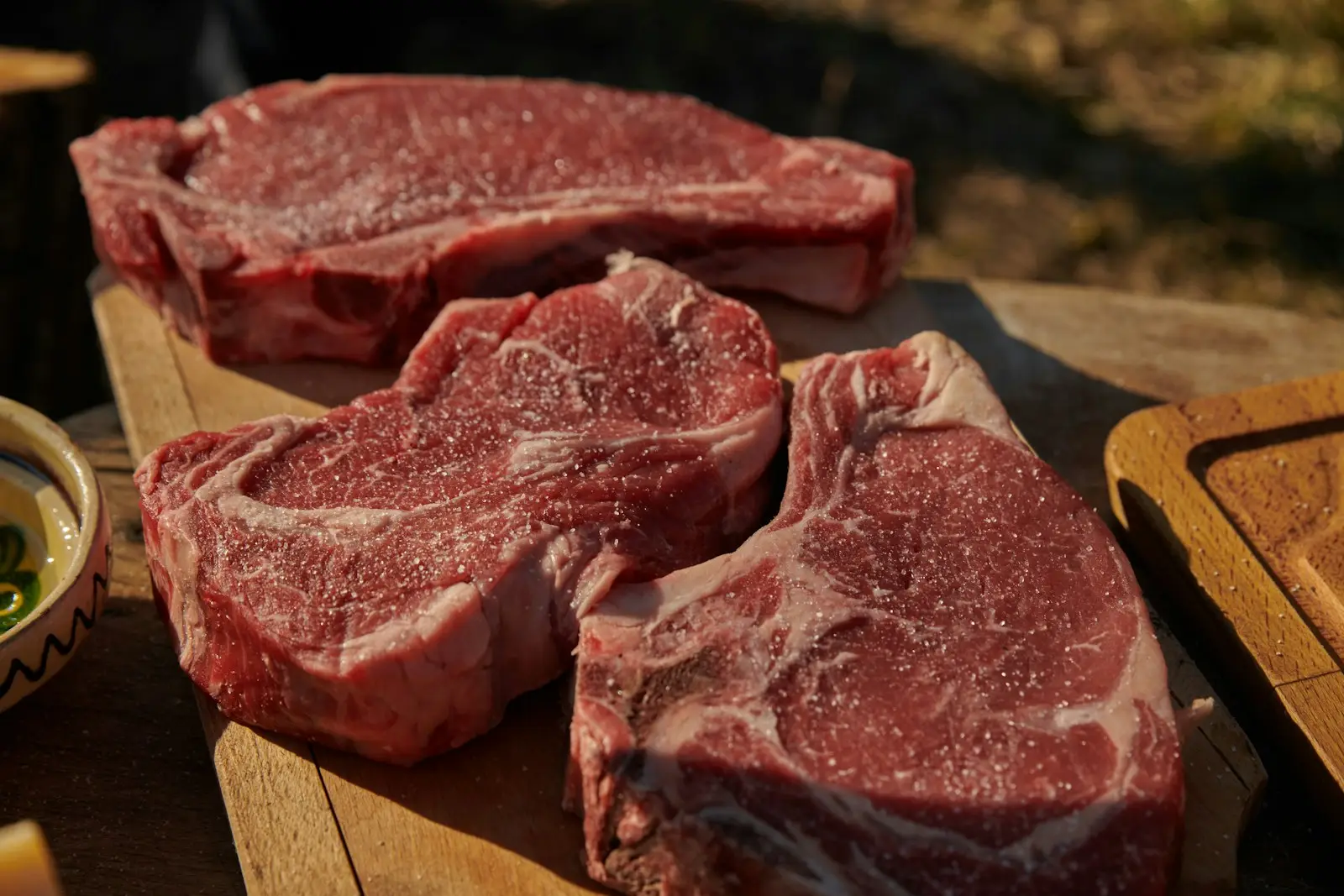 Pièce de bœuf parée, gros plan, sur fond sombre