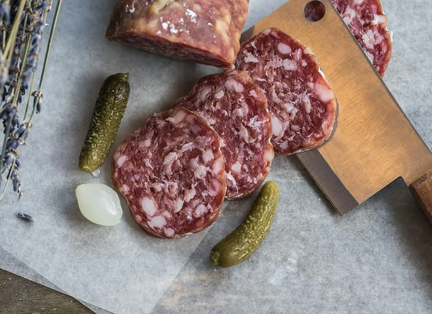 Planche de charcuteries maison, pâtés et saucissons