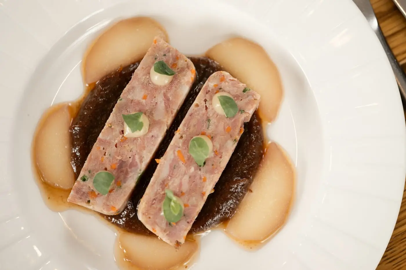 Terrine de campagne maison tranchée, dressée à l’assiette