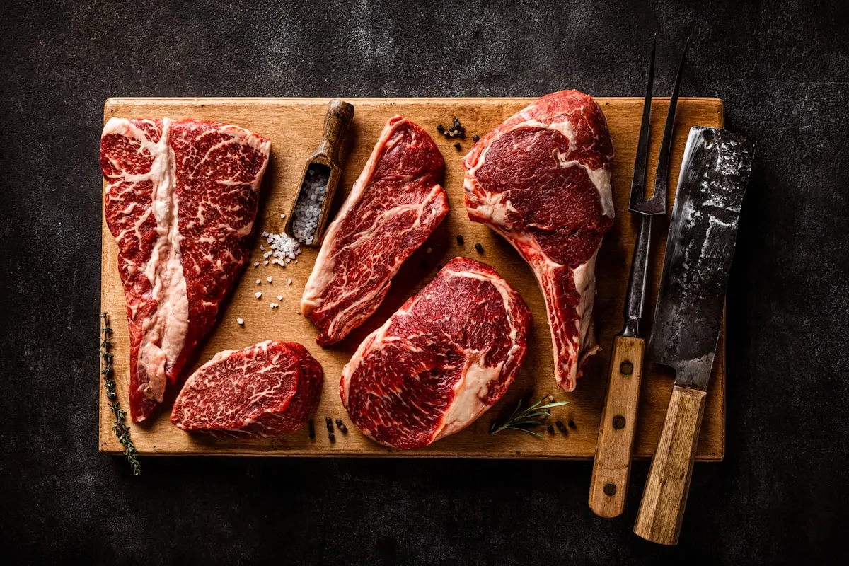 Côtes de bœuf alignées sur une planche en bois