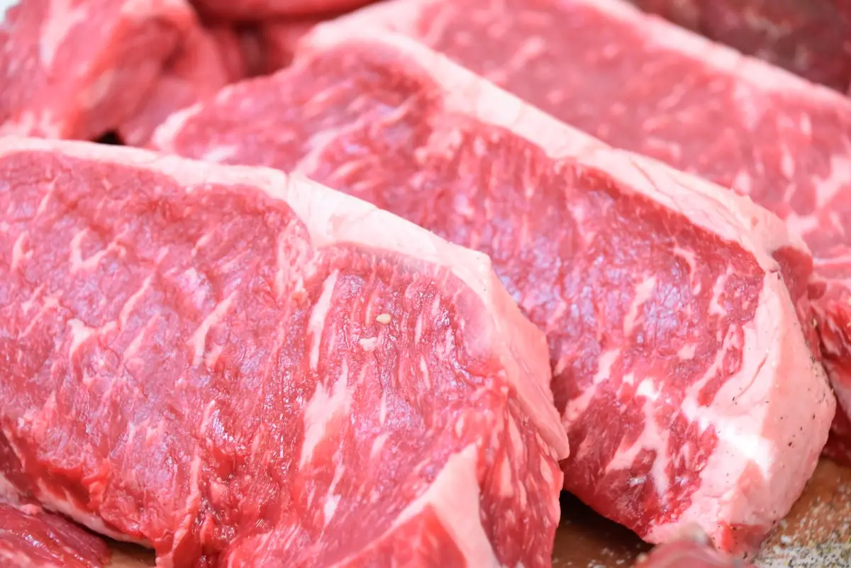 Belles pièces de bœuf crues présentées sur le marbre