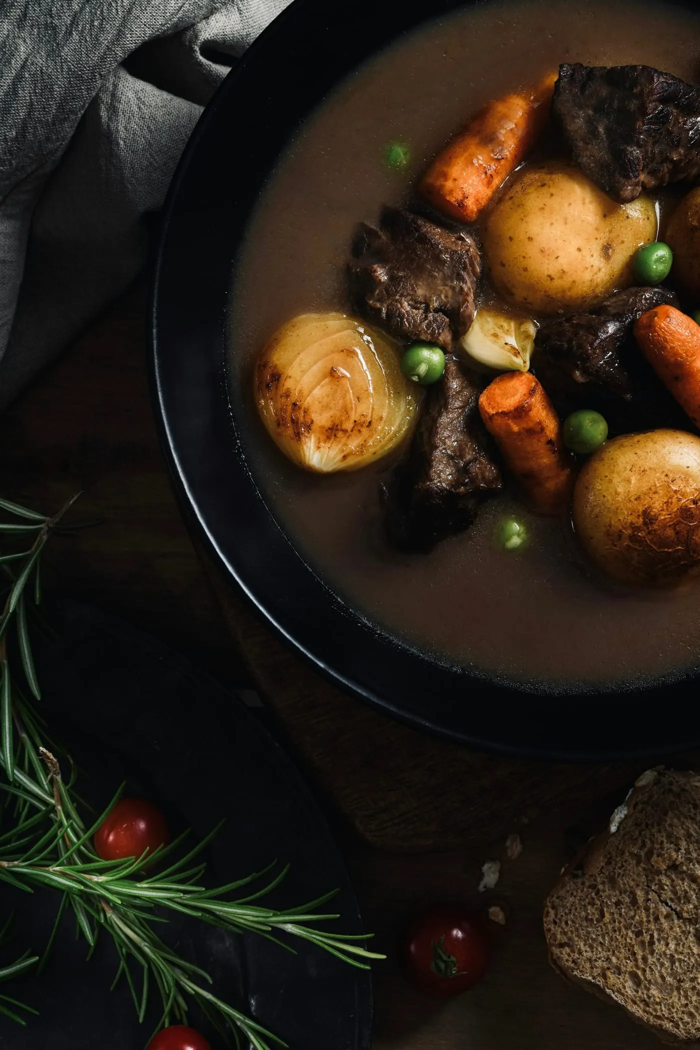 Plat mijoté maison, viande et légumes en sauce, à emporter