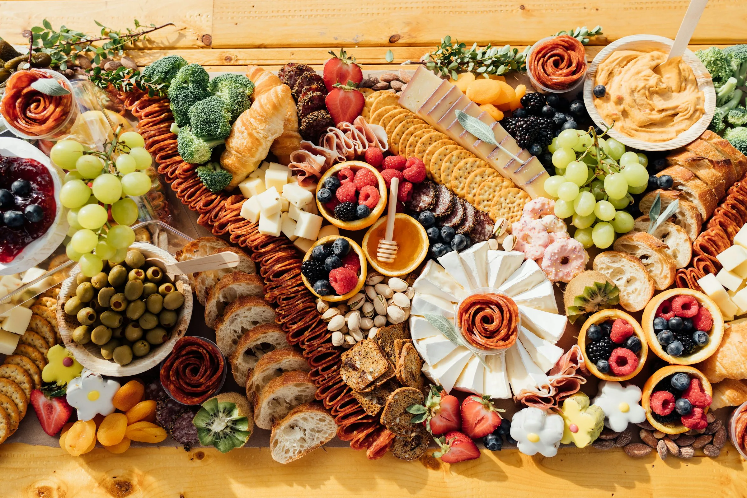 Grand plateau garni pour un buffet de réception